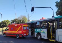 Ônibus bate em ambulância durante ocorrência de atropelamento em Uberlândia Ônibus bate em ambulância durante ocorrência de atropelamento em Uberlândia