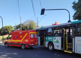 Ônibus bate em ambulância durante ocorrência de atropelamento em Uberlândia Ônibus bate em ambulância durante ocorrência de atropelamento em Uberlândia