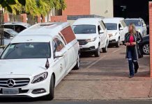 Família encontrada morta por suspeita de intoxicação é enterrada Família encontrada morta por suspeita de intoxicação é enterrada