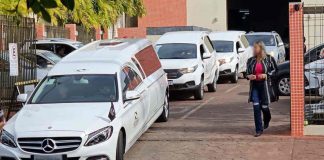 Família encontrada morta por suspeita de intoxicação é enterrada Família encontrada morta por suspeita de intoxicação é enterrada