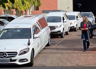 Família encontrada morta por suspeita de intoxicação é enterrada Família encontrada morta por suspeita de intoxicação é enterrada