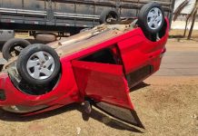 Homem em veículo roubado capota carro durante fuga e é morto ao ameaçar policiais em Uberaba Homem em veículo roubado capota carro durante fuga e é morto ao ameaçar policiais em Uberaba