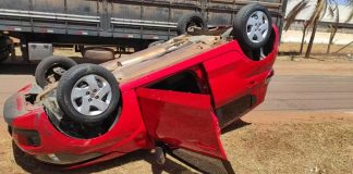 Homem em veículo roubado capota carro durante fuga e é morto ao ameaçar policiais em Uberaba Homem em veículo roubado capota carro durante fuga e é morto ao ameaçar policiais em Uberaba