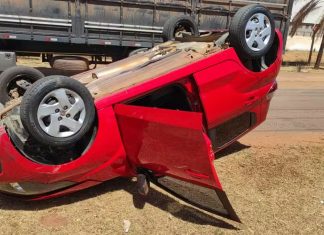 Homem em veículo roubado capota carro durante fuga e é morto ao ameaçar policiais em Uberaba Homem em veículo roubado capota carro durante fuga e é morto ao ameaçar policiais em Uberaba