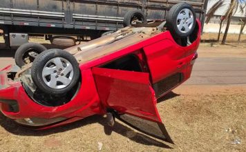 Homem em veículo roubado capota carro durante fuga e é morto ao ameaçar policiais em Uberaba Homem em veículo roubado capota carro durante fuga e é morto ao ameaçar policiais em Uberaba