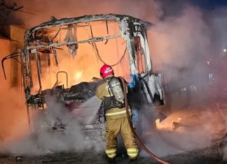 Em menos de 24 horas, quatro ônibus são incendiados em Uberlândia Em menos de 24 horas, quatro ônibus foram incendiados em Uberlândia