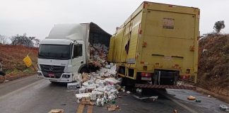 Caminhão derrapa devido à chuva e colide frontalmente com outro na BR-365; acidente resulta em um morto e um ferido. Caminhão derrapa devido à chuva e colide frontalmente com outro na BR-365; acidente resulta em um morto e um ferido.