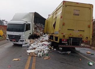 Caminhão derrapa devido à chuva e colide frontalmente com outro na BR-365; acidente resulta em um morto e um ferido. Caminhão derrapa devido à chuva e colide frontalmente com outro na BR-365; acidente resulta em um morto e um ferido.