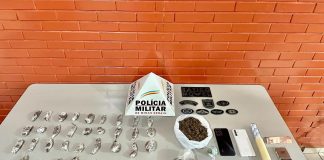 Dupla é Detida pela Polícia Militar em Ituiutaba por Tráfico de Drogas com Grande Quantidade de Entorpecentes Dupla é Detida pela Polícia Militar em Ituiutaba por Tráfico de Drogas com Grande Quantidade de Entorpecentes