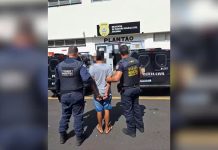 Homem é preso em Uberaba após atacar a própria mãe com faca Homem é preso em Uberaba após atacar a própria mãe com faca