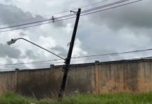 Motorista suspeito de dirigir embriagado colide com poste enquanto transportava mulher e bebê de 32 dias no carro Motorista suspeito de dirigir embriagado colide com poste enquanto transportava mulher e bebê de 32 dias no carro