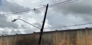 Motorista suspeito de dirigir embriagado colide com poste enquanto transportava mulher e bebê de 32 dias no carro Motorista suspeito de dirigir embriagado colide com poste enquanto transportava mulher e bebê de 32 dias no carro