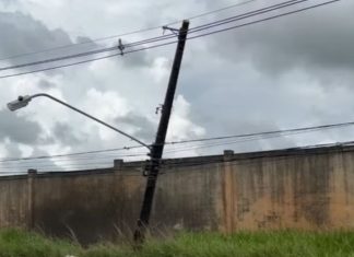 Motorista suspeito de dirigir embriagado colide com poste enquanto transportava mulher e bebê de 32 dias no carro Motorista suspeito de dirigir embriagado colide com poste enquanto transportava mulher e bebê de 32 dias no carro