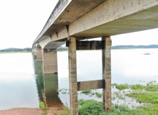 Ponte entre Araguari (MG) e Corumbaíba (GO) é interditada para inspeção Ponte entre Araguari (MG) e Corumbaíba (GO) é interditada para inspeção