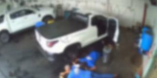 Assaltantes trancam funcionários em banheiro e roubam caminhonete de cliente em lava a jato em Uberlândia Assaltantes trancam funcionários em banheiro e roubam caminhonete de cliente em lava a jato em Uberlândia