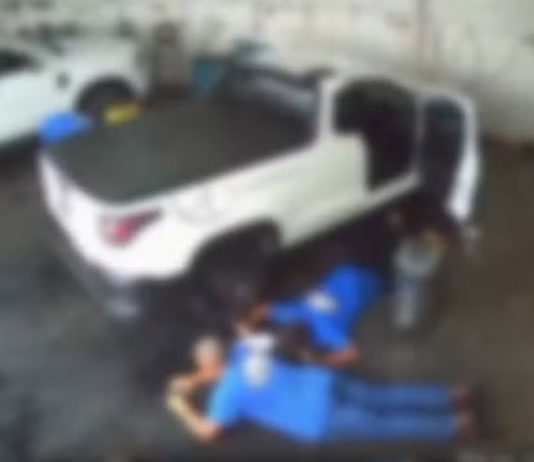 Assaltantes trancam funcionários em banheiro e roubam caminhonete de cliente em lava a jato em Uberlândia Assaltantes trancam funcionários em banheiro e roubam caminhonete de cliente em lava a jato em Uberlândia