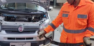 Bombeiros resgatam jiboia encontrada no motor de carro em Araguari Bombeiros resgatam jiboia encontrada no motor de carro em Araguari