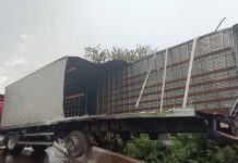 Caminhão fica suspenso em ponte após colisão na BR-364, em Frutal Caminhão fica suspenso em ponte após colisão na BR-364, em Frutal