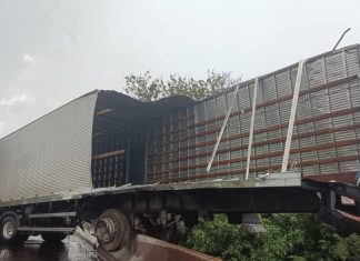 Caminhão fica suspenso em ponte após colisão na BR-364, em Frutal Caminhão fica suspenso em ponte após colisão na BR-364, em Frutal