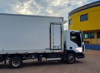 Caminhoneiro é flagrado com CNH paraguaia e confessa ter comprado documento falso por R$ 2 mil na internet em Minas Gerais. Caminhoneiro é flagrado com CNH paraguaia e confessa ter comprado documento falso por R$ 2 mil na internet em Minas Gerais.