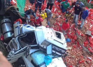 Carreta carregada com cebolas cai de ponte na BR-153 em Prata após motorista perder o controle Carreta carregada com cebolas cai de ponte na BR-153 em Prata após motorista perder o controle