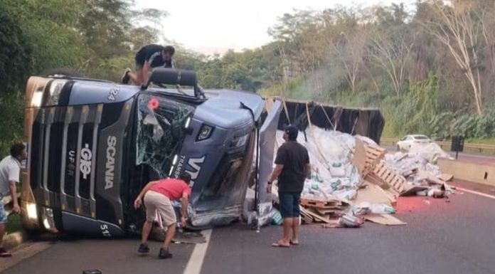 Carreta carregada com sementes tomba e bloqueia a BR-050 entre Uberlândia e Araguari Carreta carregada com sementes tomba e bloqueia a BR-050 entre Uberlândia e Araguari