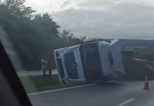Carreta tomba na BR-050 e interdita faixa no sentido Uberlândia Carreta tomba na BR-050 e interdita faixa no sentido Uberlândia