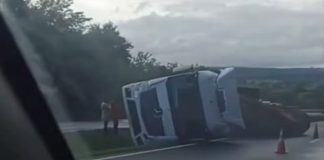 Carreta tomba na BR-050 e interdita faixa no sentido Uberlândia Carreta tomba na BR-050 e interdita faixa no sentido Uberlândia