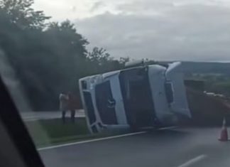 Carreta tomba na BR-050 e interdita faixa no sentido Uberlândia Carreta tomba na BR-050 e interdita faixa no sentido Uberlândia
