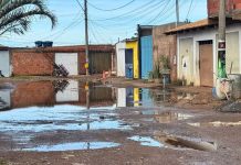 Chuva intensa alaga ruas e invade casas na região leste de Uberlândia Chuva intensa alaga ruas e invade casas na região leste de Uberlândia
