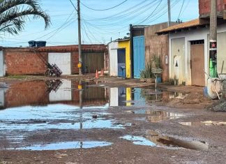 Chuva intensa alaga ruas e invade casas na região leste de Uberlândia Chuva intensa alaga ruas e invade casas na região leste de Uberlândia