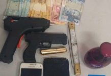 Criminosos utilizam pistola de cola quente para aterrorizar moradores em assalto violento em MG Criminosos utilizam pistola de cola quente para aterrorizar moradores em assalto violento em MG