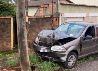 Homem perde a vida em acidente ao colidir carro contra poste no bairro Daniel Fonseca, em Uberlândia Homem perde a vida em acidente ao colidir carro contra poste no bairro Daniel Fonseca, em Uberlândia