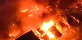 Incêndio em Ferro-Velho na BR-050 em Uberlândia Aciona Corpo de Bombeiros Incêndio em Ferro-Velho na BR-050 em Uberlândia Aciona Corpo de Bombeiros