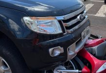 Motocicleta Fica Presa embaixo de Caminhonete Após Acidente no Centro de Ituiutaba Motocicleta Fica Presa embaixo de Caminhonete Após Acidente no Centro de Ituiutaba