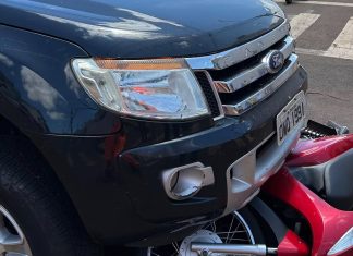 Motocicleta Fica Presa embaixo de Caminhonete Após Acidente no Centro de Ituiutaba Motocicleta Fica Presa embaixo de Caminhonete Após Acidente no Centro de Ituiutaba