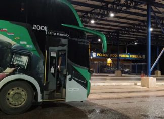 Motorista de Ônibus Fretado por Dupla Sertaneja é Flagado com CNH Falsa em MG Após Direção Perigosa Motorista de Ônibus Fretado por Dupla Sertaneja é Flagado com CNH Falsa em MG Após Direção Perigosa