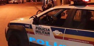 Pais são Detidos por Deixar Três Crianças Trancadas em Casa por 12 Horas em Patrocínio Pais são Detidos por Deixar Três Crianças Trancadas em Casa por 12 Horas em Patrocínio