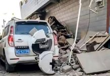 Terremoto devastador no Tibete chinês e no Nepal deixa pelo menos 126 mortos Terremoto devastador no Tibete chinês e no Nepal deixa pelo menos 126 mortos