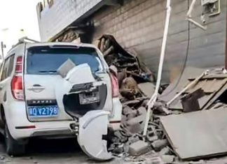 Terremoto devastador no Tibete chinês e no Nepal deixa pelo menos 126 mortos Terremoto devastador no Tibete chinês e no Nepal deixa pelo menos 126 mortos