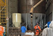 Funcionário morre soterrado em silo de ração para peixes durante manutenção em empresa de Uberlândia Funcionário morre soterrado em silo de ração para peixes durante manutenção em empresa de Uberlândia Na manhã desta segunda-feira (10), um grave acidente de trabalho resultou na morte de um funcionário durante a manutenção de um silo de ração para peixes em uma empresa localizada a 25 km de Uberlândia. O incidente ocorreu quando dois trabalhadores tentavam remover blocos de ração acumulados, sem imaginar o perigo iminente. Dinâmica do acidente Para acessar o interior do silo, os funcionários utilizaram uma empilhadeira e fixaram uma escada com talabarte para facilitar a descida. No entanto, ao pisarem sobre os grãos e começarem a utilizar uma picareta para desprender os blocos, a ração começou a descer rapidamente, criando um fluxo repentino que acabou soterrando ambos. Momento crítico Enquanto um dos trabalhadores conseguiu se segurar na escada e escapar ileso, o outro ficou preso na parte inferior do silo, justamente no ponto onde a ração escoava para uma rosca sem-fim, que estava ligada no momento do acidente. O agravamento da situação exigiu uma ação rápida dos colegas de trabalho, que abriram as escotilhas de acesso e iniciaram a remoção dos grãos para tentar salvar a vítima. Esforços de resgate e fatalidade Equipes do Corpo de Bombeiros e do Serviço Integrado de Atendimento ao Trauma em Emergência (Siate) foram acionadas imediatamente. Para facilitar o resgate, os profissionais utilizaram equipamentos de corte e abriram um acesso adicional na lateral direita do silo. Apesar dos esforços, ao ser resgatado, o trabalhador não resistiu aos ferimentos. Outras vítimas e investigações O segundo funcionário, que conseguiu escapar, foi atendido no local, mas não precisou de encaminhamento médico. Já o proprietário da empresa, abalado com a situação, passou mal e precisou ser levado para atendimento. A Polícia Militar isolou a área para que a perícia técnica possa investigar as circunstâncias do acidente e apurar se houve falhas nos protocolos de segurança do trabalho.