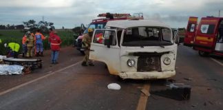 Acidente entre carro e Kombi na MGC-452, em Uberlândia, deixa nove feridos Acidente entre carro e Kombi na MGC-452, em Uberlândia, deixa nove feridos
