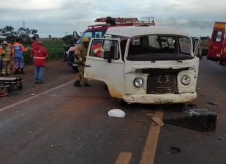Acidente entre carro e Kombi na MGC-452, em Uberlândia, deixa nove feridos Acidente entre carro e Kombi na MGC-452, em Uberlândia, deixa nove feridos