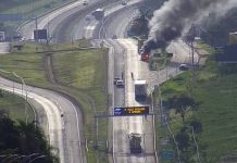 Ambulância pega fogo na BR-365 e densa fumaça causa congestionamento Ambulância pega fogo na BR-365 e densa fumaça causa congestionamento
