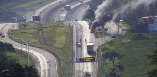 Ambulância pega fogo na BR-365 e densa fumaça causa congestionamento Ambulância pega fogo na BR-365 e densa fumaça causa congestionamento