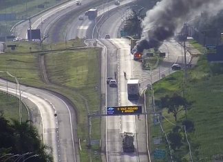Ambulância pega fogo na BR-365 e densa fumaça causa congestionamento Ambulância pega fogo na BR-365 e densa fumaça causa congestionamento
