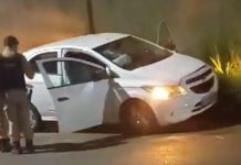Após roubo de carro e acidente, homem morre em troca de tiros com a Polícia Militar em Uberlândia Após roubo de carro e acidente, homem morre em troca de tiros com a Polícia Militar em Uberlândia