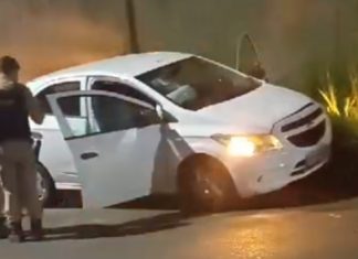 Após roubo de carro e acidente, homem morre em troca de tiros com a Polícia Militar em Uberlândia Após roubo de carro e acidente, homem morre em troca de tiros com a Polícia Militar em Uberlândia