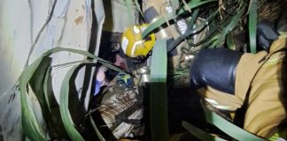 Carreta carregada de cerveja tomba na BR-153, próximo a Prata Carreta carregada de cerveja tomba na BR-153, próximo a Prata