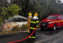 Carreta com 60 mil litros de etanol tomba em Uberaba e aciona operação de emergência Carreta com 60 mil litros de etanol tomba em Uberaba e aciona operação de emergência